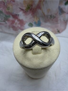 Vintage Avon Silver Infinity Ring #449R